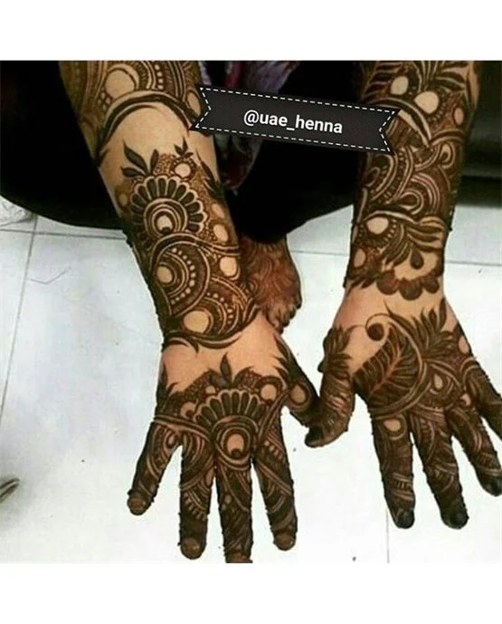 Artistic Swirl And Hatch Along Arabic Mehndi Design