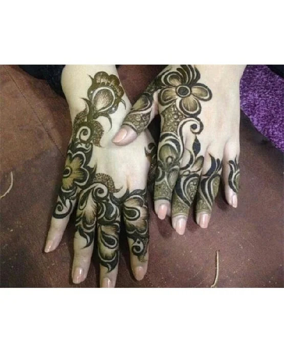 Beautiful Hatch Outline On Arabic Mehndi Design