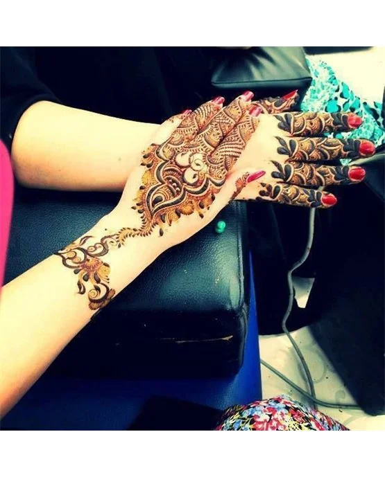 Chevron Lattice Coverage Using Arabic Mehndi Design