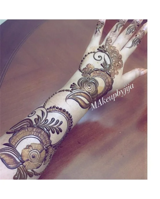 Classy Tassel Finish Using Arabic Mehndi Design