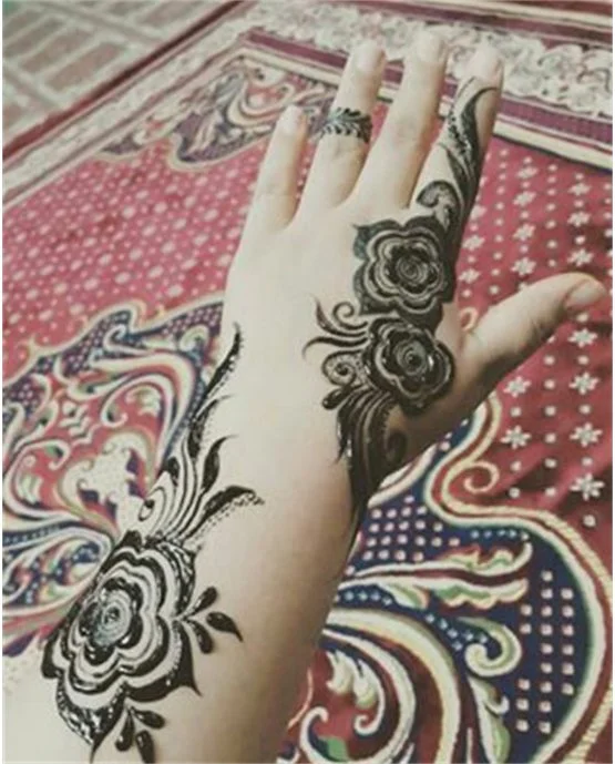 Cultural Blend Using Teardrop Arabic Mehndi Design