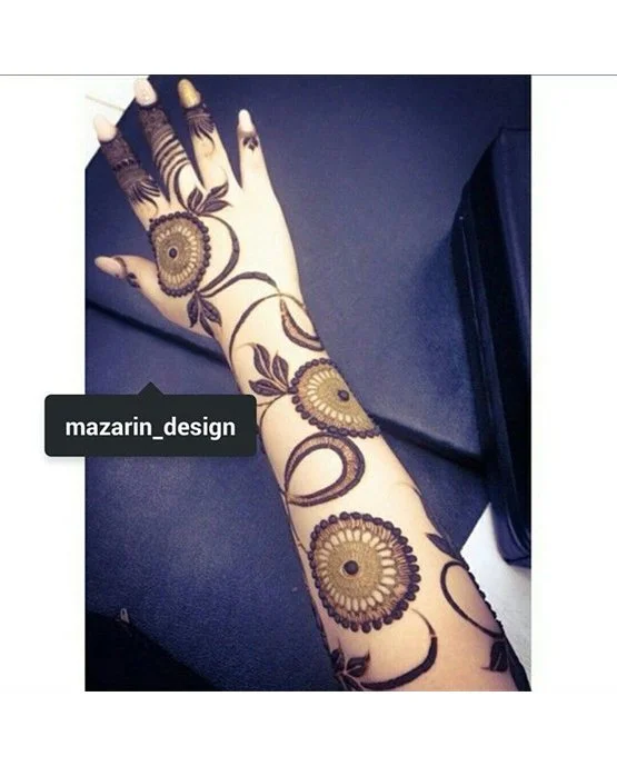 Curves Crown Motif Using Arabic Mehndi Design