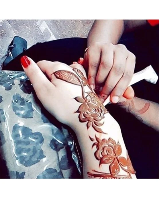 Curves Inspired Cultural Arabic Mehndi Design
