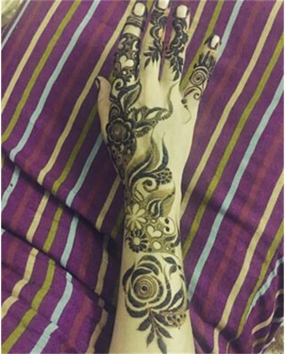 Dainty Crown Arabic Mehndi Design Look