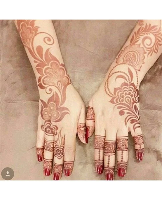 Dainty Detailing Blending Into Floral Arabic Mehndi Design