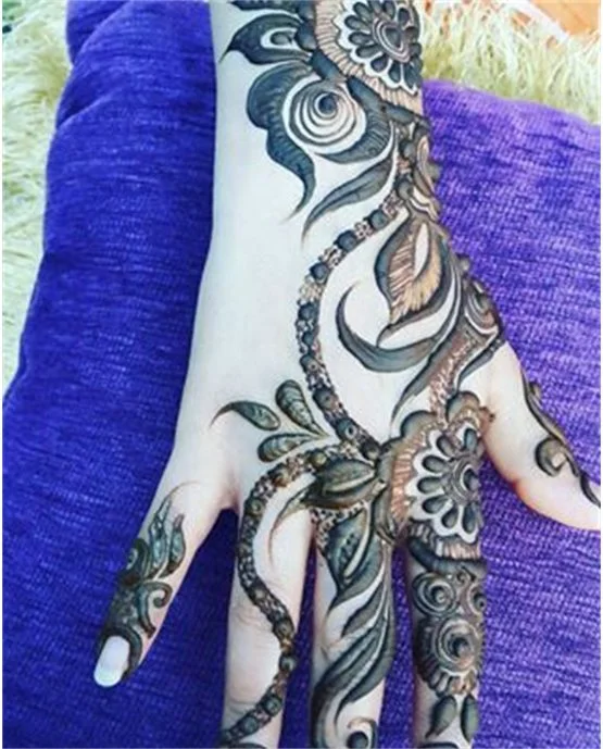 Delicate Filigree Layout Using Arabic Mehndi Design