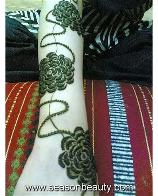 Diamond Tendril Flow Blending Into Arabic Mehndi Design