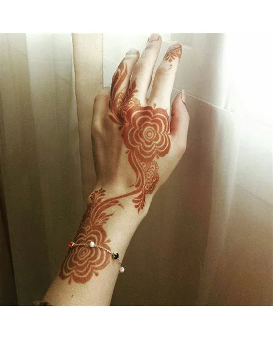 Drape Inspired Subtle Arabic Mehndi Design