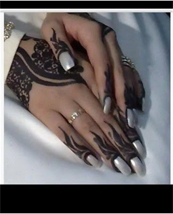 Flowing Contrast Arabic Mehndi Design Blend