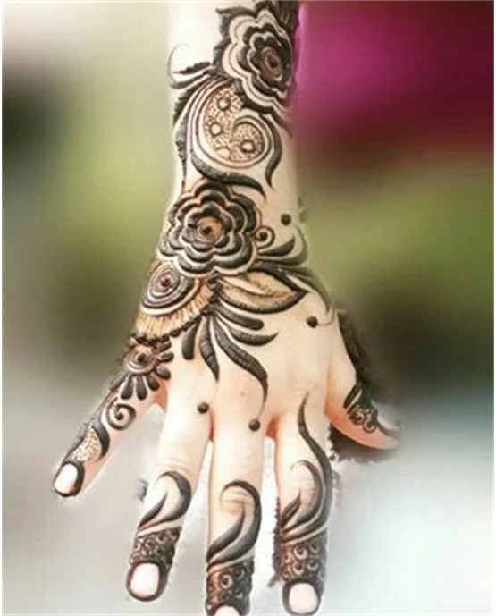 Flowing Spiral Harmony Blending Into Arabic Mehndi Design
