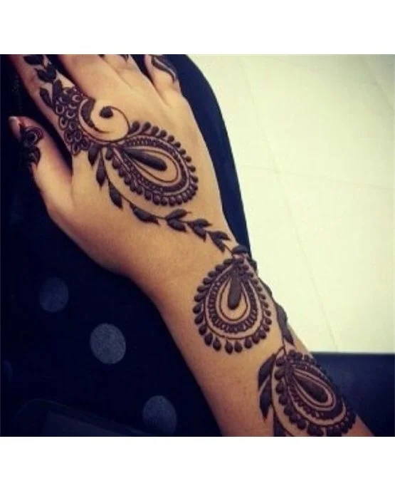 Neat Border And Filigree Featuring Arabic Mehndi Design