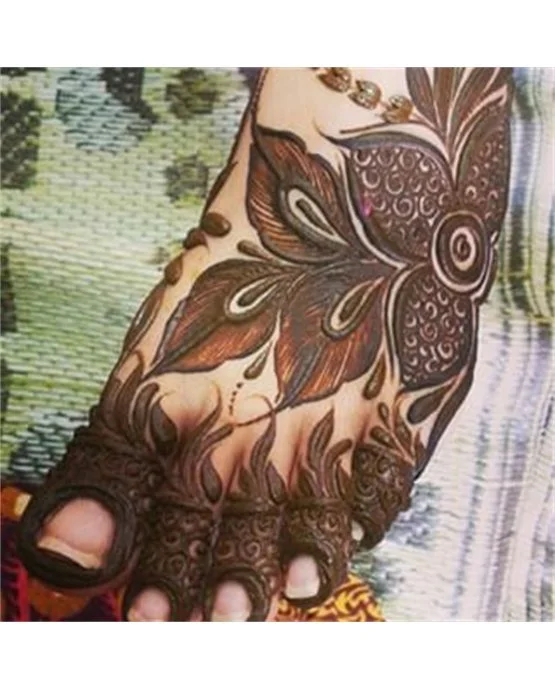 Ornate Style On Frame Arabic Mehndi Design