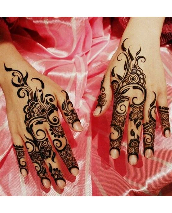 Panel And Curves Subtle Arabic Mehndi Design Look