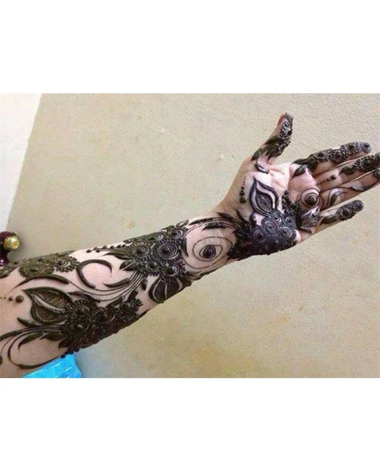 Pretty Cascade With Tile Featuring Arabic Mehndi Design
