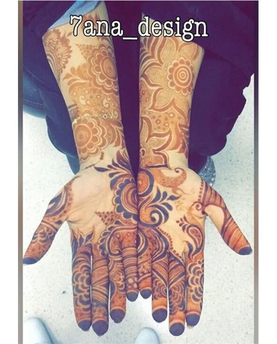 Ruffle And Anklet Detailed Arabic Mehndi Design Outline