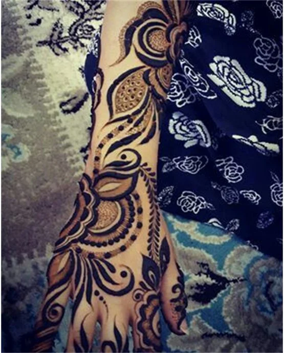 Star Inspired Minimal Arabic Mehndi Design