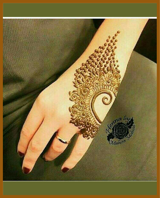 Beautiful motif in khafif back hand mehndi design