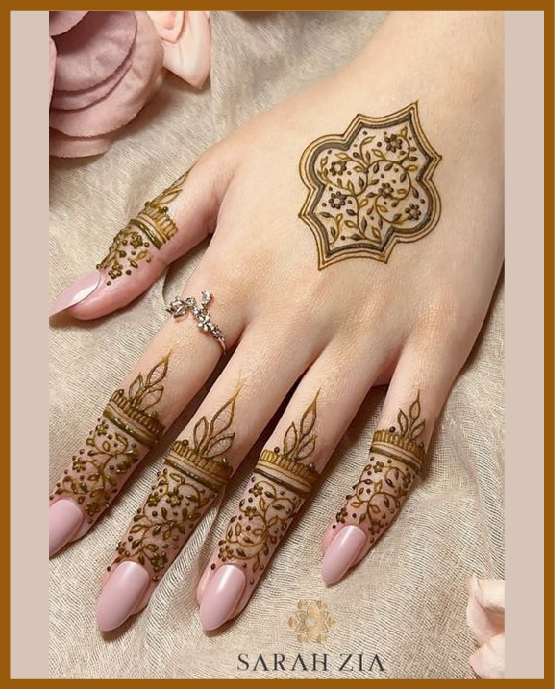 Elegent square motif in center for khafif back hand mehndi style