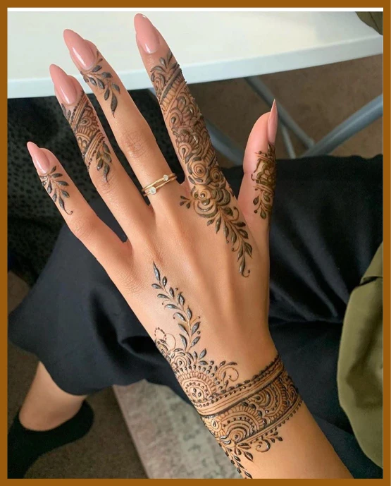 Highlighted petals in khafif back hand layout Khafif%20(Minimal)%20back%20hand Mehndi Design