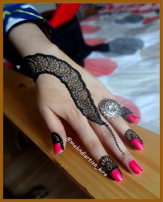 Khafif back hand mehndi design with curve and swirl
