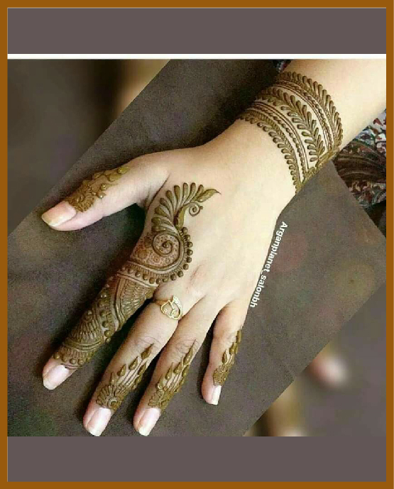 Curved net line simple back hand mehndi concept Curved net line simple back hand mehndi concept