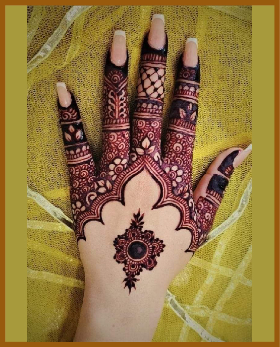 Delicate crown design of simple back hand mehndi Delicate crown design of simple back hand mehndi