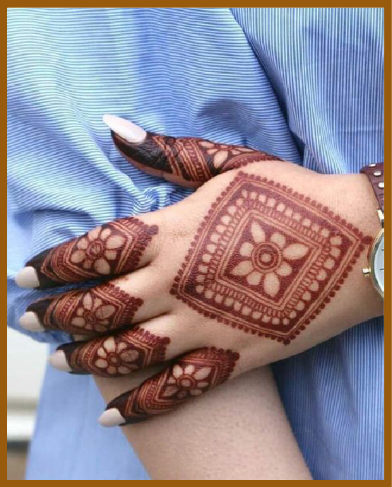 Diamond shaped net in simple back hand mehndi design Diamond shaped net in simple back hand mehndi design