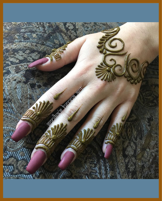 Horizontal wrist netting in simple back hand mehndi style Horizontal wrist netting in simple back hand mehndi style