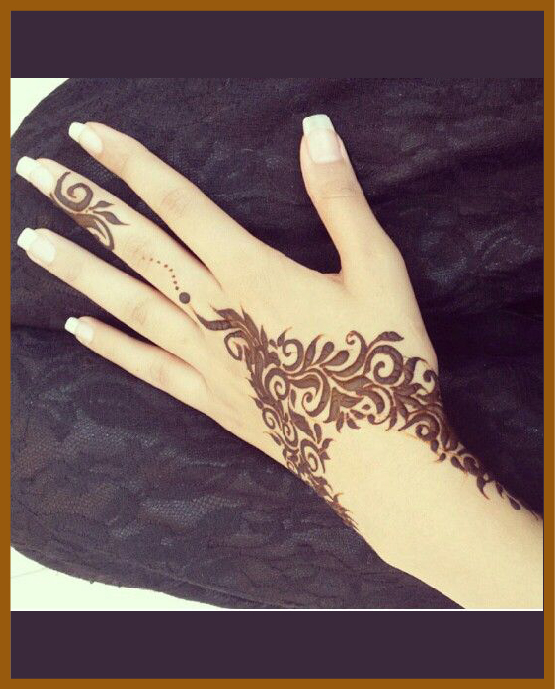 Traditional bold lines layout in simple back hand mehndi Traditional bold lines layout in simple back hand mehndi