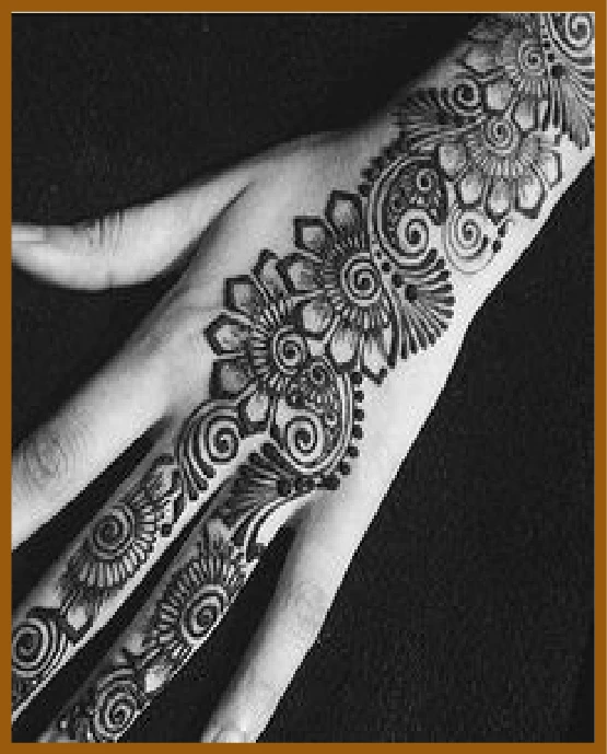 Aesthetic arabic-style back mehndi with vines Aesthetic arabic-style back mehndi with vines