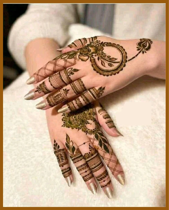 Aesthetic back hand circle design mehndi with minimal fill Aesthetic back hand circle design mehndi with minimal fill