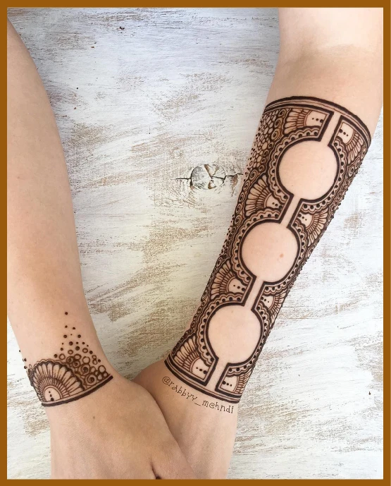 Aesthetic back hand mehndi with dotted cuffs and chain designs Aesthetic back hand mehndi with dotted cuffs and chain designs