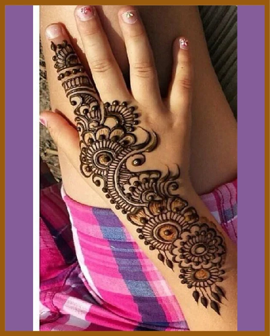 Aesthetic back hand mehndi with large bold strokes Aesthetic back hand mehndi with large bold strokes