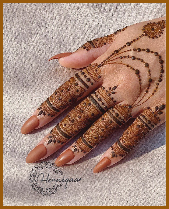 Aesthetic mehndi with ethnic paisley arrangement Aesthetic mehndi with ethnic paisley arrangement