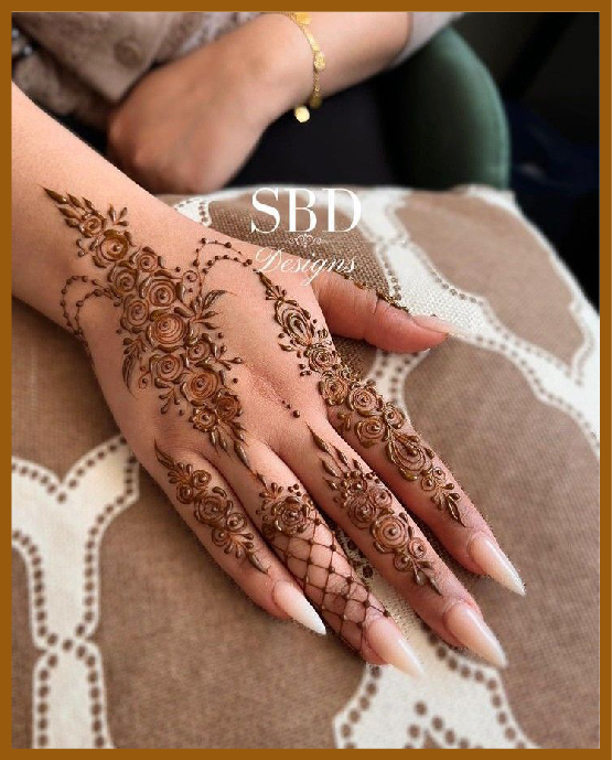 Aesthetic minimalist back hand mehndi design Aesthetic minimalist back hand mehndi design