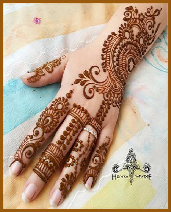 Aesthetic swirl and curve mehndi design for back hand Aesthetic swirl and curve mehndi design for back hand