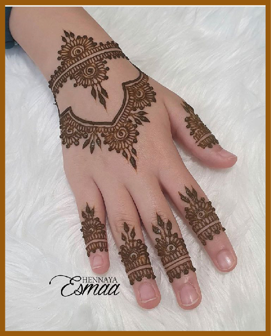 Bracelet + finger trail aesthetic back hand mehndi Bracelet + finger trail aesthetic back hand mehndi