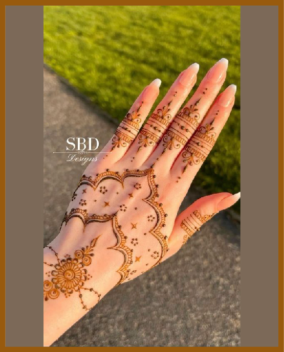 Crown-style aesthetic mehndi motif on back hand Crown-style aesthetic mehndi motif on back hand