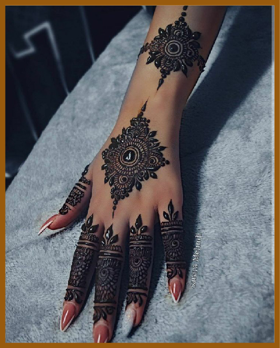 Elegant aesthetic back hand mehndi with square motifs Elegant aesthetic back hand mehndi with square motifs