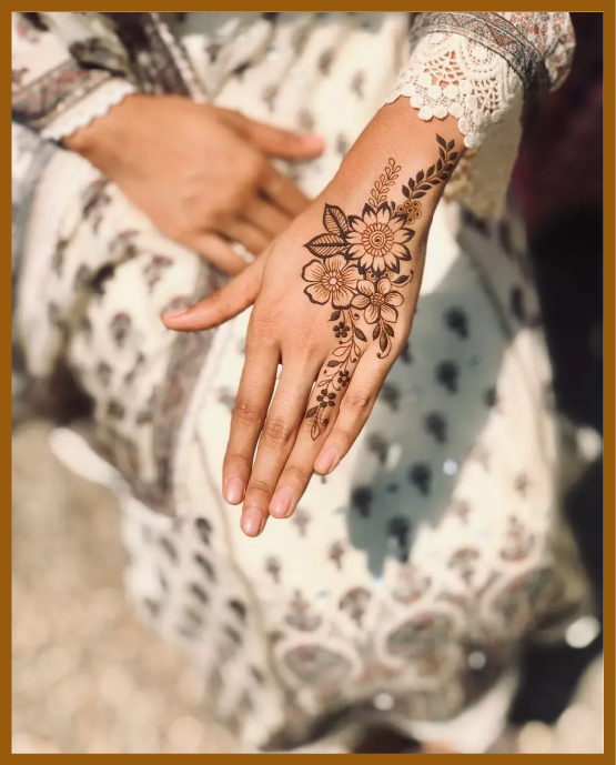 Paisley-focused aesthetic back hand mehndi with side coverage Paisley-focused aesthetic back hand mehndi with side coverage