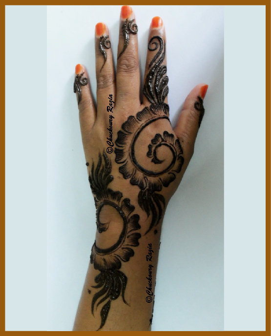 Twisted vine pattern aesthetic mehndi on back hand Twisted vine pattern aesthetic mehndi on back hand