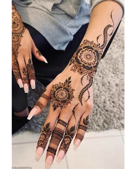 Artistic Composition Using Loop Back Hand Mehndi Design Artistic Composition Using Loop Back Hand Mehndi Design