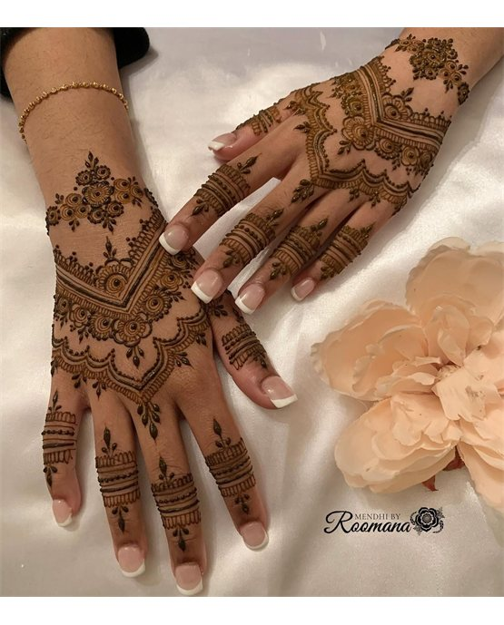 Creative Border With Filigree Along Back Hand Mehndi Design Creative Border With Filigree Along Back Hand Mehndi Design