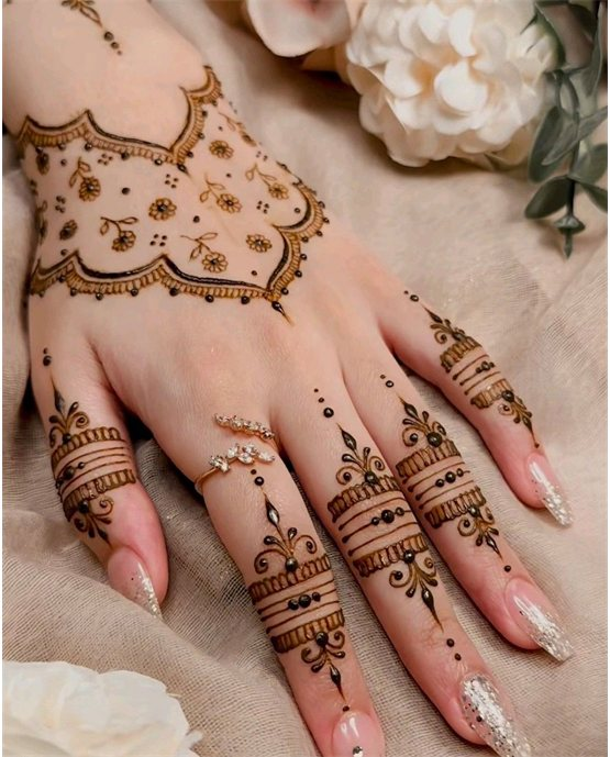 Decorative Placement On Scallop Back Hand Mehndi Design Decorative Placement On Scallop Back Hand Mehndi Design