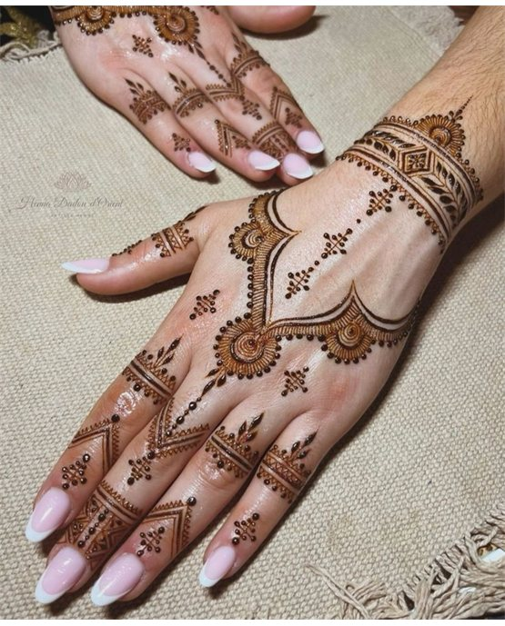 Detailed Fan With Cluster Covering Back Hand Mehndi Design Detailed Fan With Cluster Covering Back Hand Mehndi Design