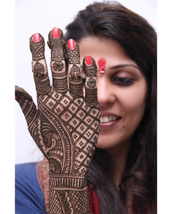 Dreamy Ribbon With Lace Along Back Hand Mehndi Design Dreamy Ribbon With Lace Along Back Hand Mehndi Design