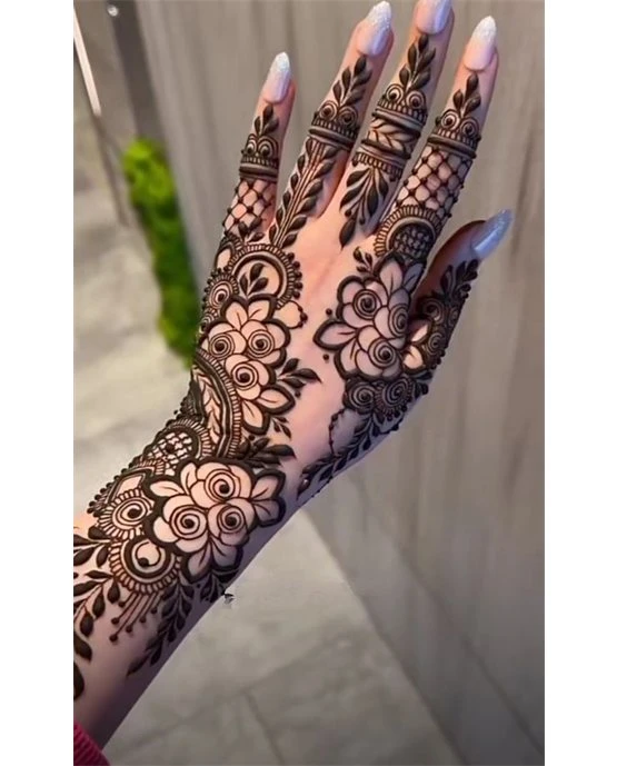 Graceful Inspiration Using Peacock Back Hand Mehndi Design Graceful Inspiration Using Peacock Back Hand Mehndi Design