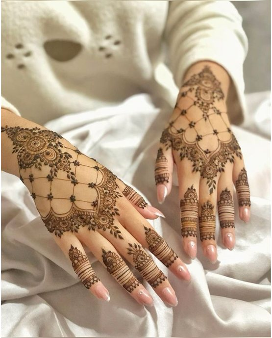 Leaf Weave Blend Using Back Hand Mehndi Design Leaf Weave Blend Using Back Hand Mehndi Design