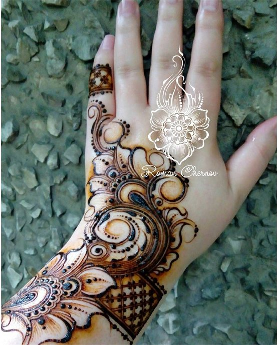 Light Arch With Medallion Covering Back Hand Mehndi Design Light Arch With Medallion Covering Back Hand Mehndi Design