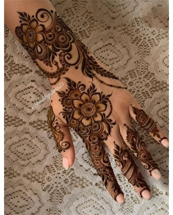 Ornate Bangle With Daisy Along Back Hand Mehndi Design Ornate Bangle With Daisy Along Back Hand Mehndi Design